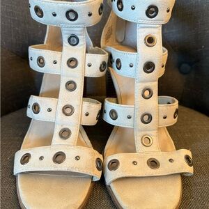 Simply Vera Vera Wang Beige Suede Grommet Sandals